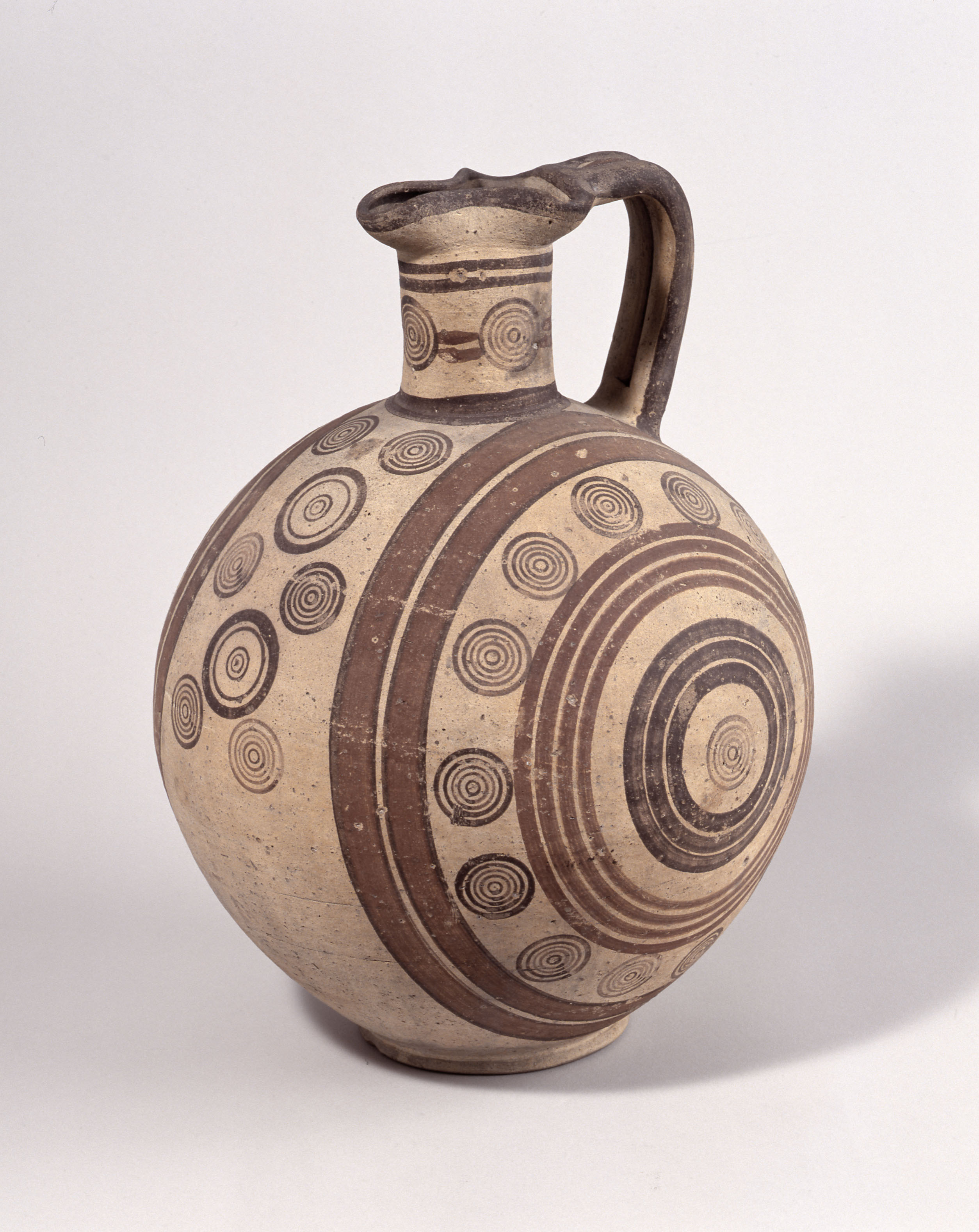 同心円文把手付壺