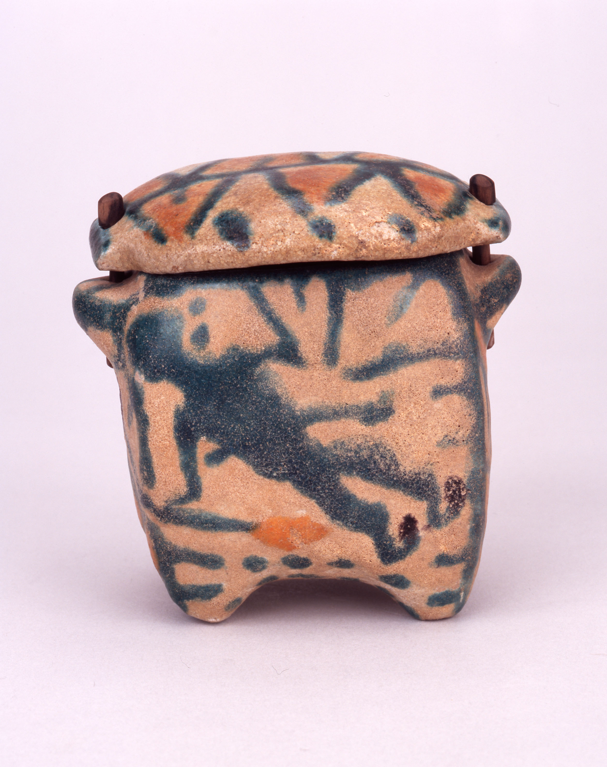 多彩釉人物文蓋付方形容器